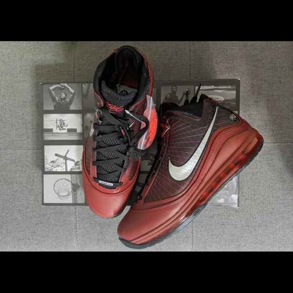 Nike
Air Max Lebron 7 Retro 
“Christmas 2019” - Picture 3 of 5